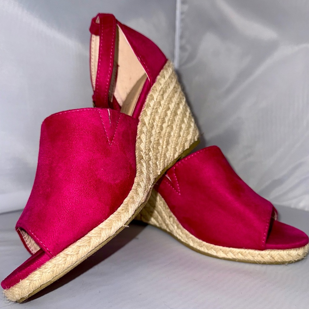 Soho Women’s Wedge Sandal. 
Fushia Color in size 8 1/2. Cute Summer Wedge Sandal